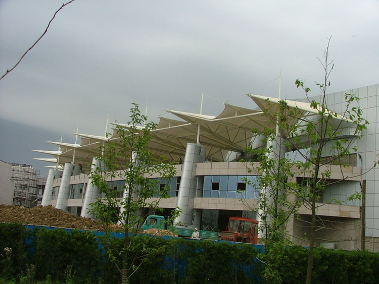 桂林雁山区行政服务中心三楼平台雨棚膜